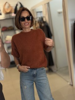 Sveter Karina v tehlovom odtieni zaujme jemne nadýchanou pleteninou, pohodlným strihom a krátkymi rukávmi. 