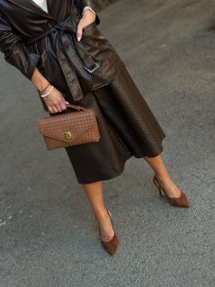 Hnedé koženkové bermudy Atelier so štruktúrovaným povrchom a vyšším pásom na modelke.