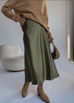 Olivovo zelená saténová midi sukňa v A-strihu, elegantná lesklá sukňa Imperial pre jesenné outfity