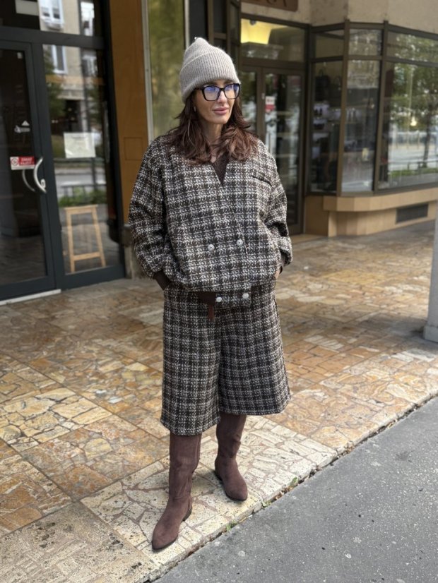 Kabátová károvaná bomber bunda Marrone v hnedej farbe, elegantný jesenný outfit.