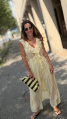 Žena v maslovo žltých letných šatách Butter Yellow s volánmi a viazaním v páse Žena v maslovo žltých letných šatách Butter Yellow s volánmi a viazaním v páse