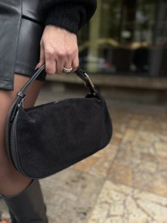 Čierna kabelka z brúsenej kože s kovovými detailmi, elegantný doplnok v talianskom štýle. Čierna kabelka z brúsenej kože s kovovými detailmi, elegantný doplnok v talianskom štýle.