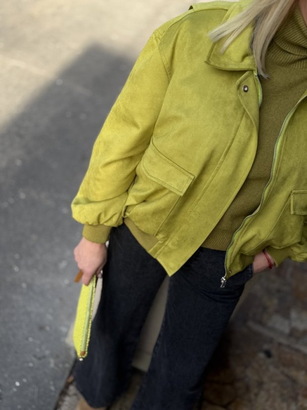 Pistáciová dámska bomber bunda z brúseného materiálu s elastickými rukávmi a moderným strihom