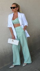 mint crop top s bielymi bodkami v letnom outfite s vysokým pásom