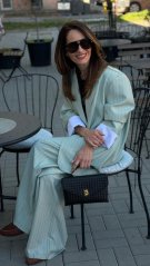 mentolové oversize sako na žene so širokými nohavicami v elegantnom outfite