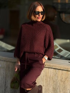 Burgundy pletený sveter Tionne s vyšším rolákom na modelke.