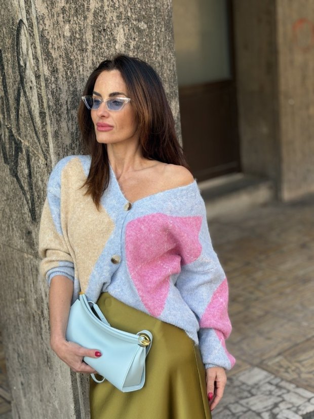 pastelový modrý kardigán s argyle vzorom na žene v mestskom outfite