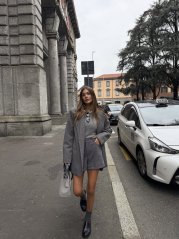 Sivé oversize sako Greynero s dvojitým vreckom a čistým talianskym dizajnom.