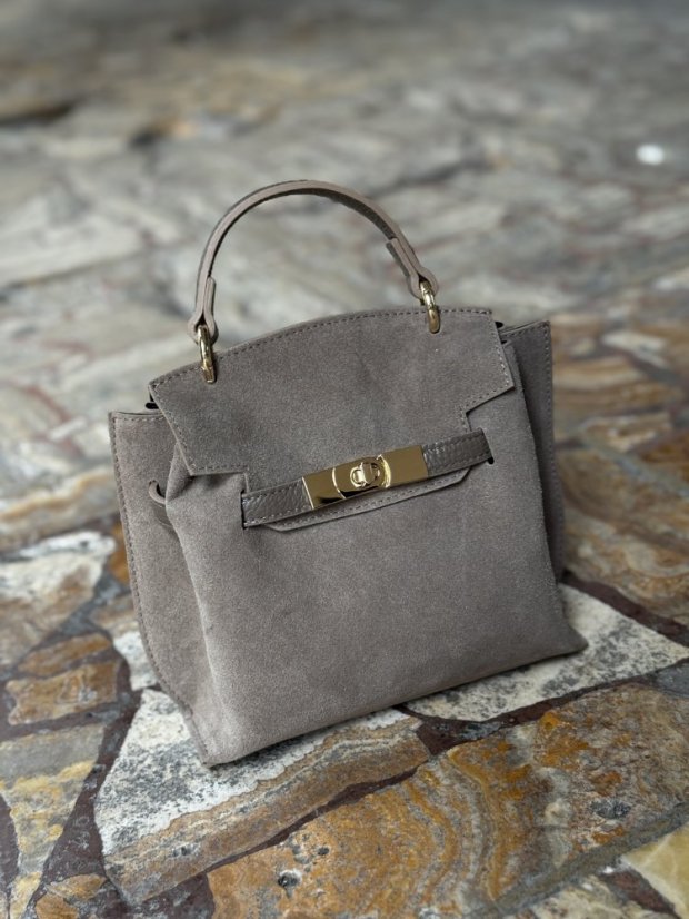 Mini kabelka z brúsenej kože v odtieni taupe so zlatým zapínaním, elegantný taliansky štýl.
