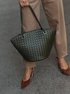 Zelená kožená shopper kabelka Elara Militare s prepletaným dizajnom na ramene modelky.