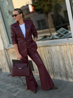 Bordové nohavice Valentina s moderným koženkovým vzhľadom a rozšíreným strihom Bordové nohavice Valentina s moderným koženkovým vzhľadom a rozšíreným strihom