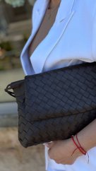 tmavohnedá prepletaná kožená kabelka s klopou a elegantným podlhovastým tvarom