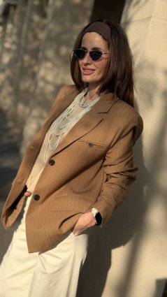 Hnedé dámske sako s jemnými pásikmi, elegantný oversize strih, štýlový business look