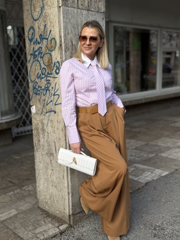 Ružová prúžkovaná dámska košeľa s kontrastným golierom a viazačkou v elegantnom štýle