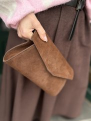 Hnedá kabelka z brúsenej kože s minimalistickým elegantným dizajnom