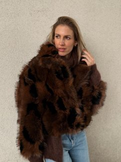 Hnedý kožúšok s leopardím efektom. Hebký, hrejivý a výrazný Hnedý kožúšok s leopardím efektom. Hebký, hrejivý a výrazný
