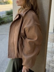 Karamelová bunda z brúsenej kože s golierom a elastickými lemami – elegantný jesenný outfit Karamelová bunda z brúsenej kože s golierom a elastickými lemami – elegantný jesenný outfit