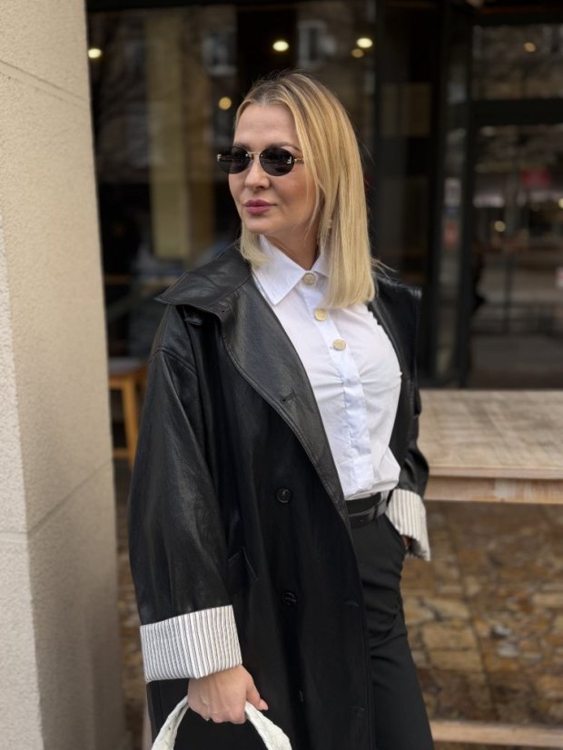 Čierny prechodný trenchcoat s viazaním v páse v modernom mestskom štýle
