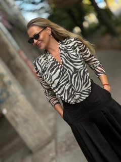 Čierny top Zebrano Noir so zebra vzorom a prekladaným predným dielom na modelke. Čierny top Zebrano Noir so zebra vzorom a prekladaným predným dielom na modelke.