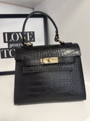 Čierna kožená mini kabelka s krokodílím vzorom a zlatým zapínaním, elegantná na deň aj večer