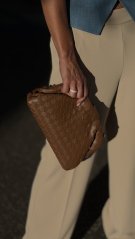 Hnedá prepletaná kožená kabelka s retiazkou v elegantnom talianskom štýle Hnedá prepletaná kožená kabelka s retiazkou v elegantnom talianskom štýle