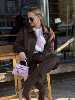 tmavohnedé elegantné dámske nohavice úzkeho strihu nosené v mestskom outfite
