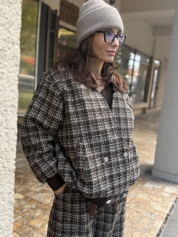 Kabátová károvaná bomber bunda Marrone v hnedej farbe, elegantný jesenný outfit.