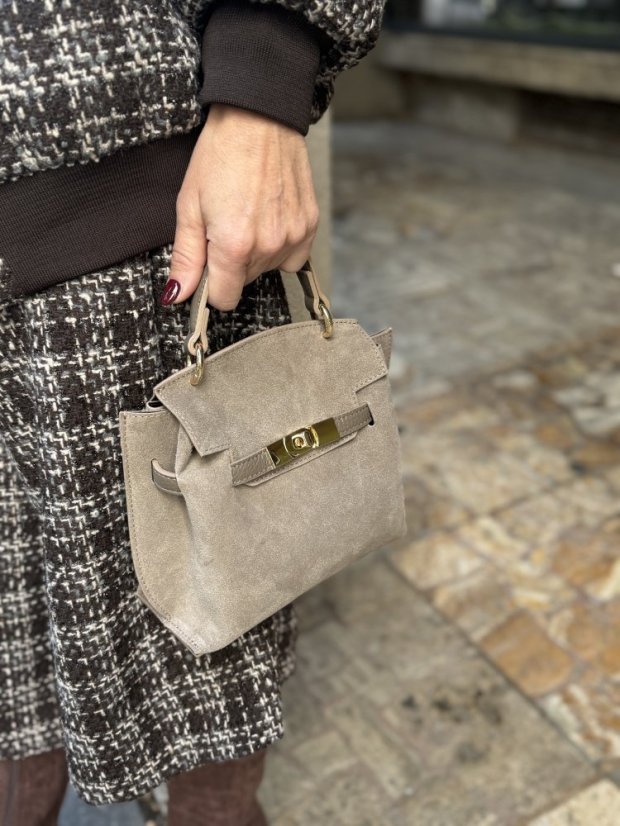 Mini kabelka z brúsenej kože v odtieni taupe so zlatým zapínaním, elegantný taliansky štýl.