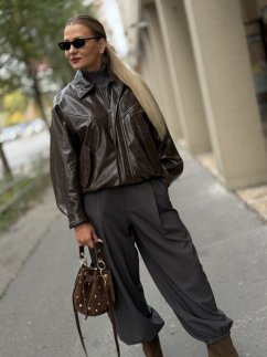 Hnedá dámska koženková bunda v oversized štýle s jemným leskom