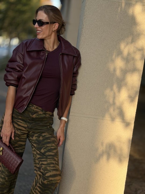 Burgundy kožená bomber bunda s golierom a zipsom, elegantný jesenný kúsok v univerzálnej veľkosti.