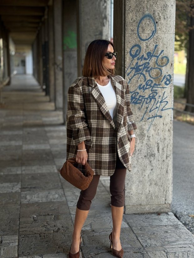 Hnedé oversized karo sako v krémovo-hnedých tónoch na žene v jesennom outfite.