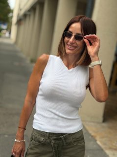 Dámske biele rebrované tričko Belie bez rukávov s jemným véčkovým výstrihom Dámske biele rebrované tričko Belie bez rukávov s jemným véčkovým výstrihom
