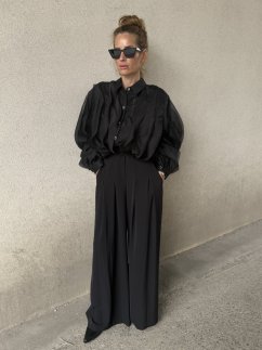 Elegantné široké čierne nohavice Imperial s vysokým pásom, padavý materiál pre moderný ženský outfit.