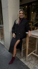 kabátová bomber bunda v čierno burgundy tkanine s ozdobnými gombíkmi v talianskom štýle