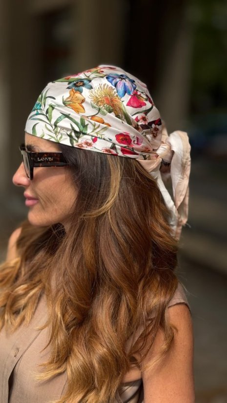 Béžovo-púdrová viskózová šatka s farebným kvetinovým vzorom do vlasov