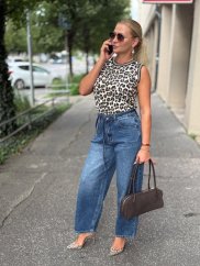 modré mom fit rifle s vysokým pásom a voľnejším strihom na postave