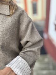 Hnedá oversize bunda v štýle saka z hladkého materiálu na jesenné outfity