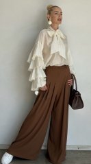 Palazzo nohavice v gaštanovej farbe – elegantný široký strih s vysokým pásom a opaskom Palazzo nohavice v gaštanovej farbe – elegantný široký strih s vysokým pásom a opaskom