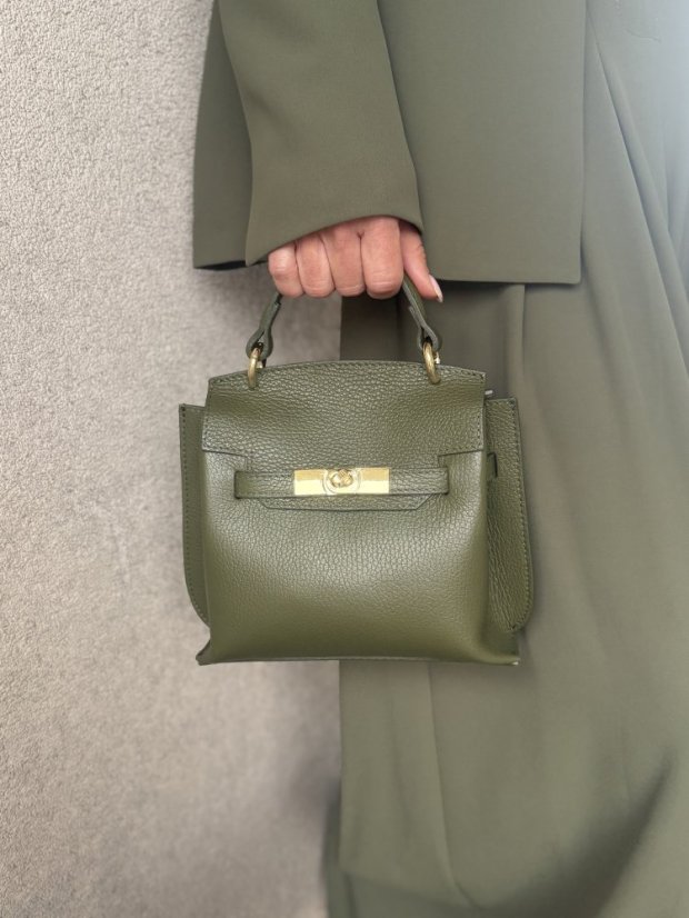 Olivovo zelená kožená mini kabelka so zlatým zapínaním, elegantný akcent na deň aj večer