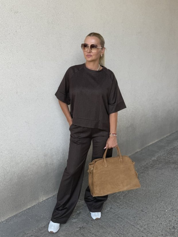 Hnedý dámsky oversize top s krátkym rukávom a jemným leskom, ideálny pre elegantné aj ležérne outfity