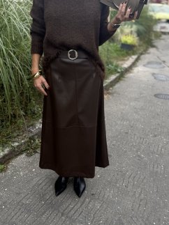 Tmavohnedá koženková midi sukňa Imperial s opaskom, elegantný ženský outfit.