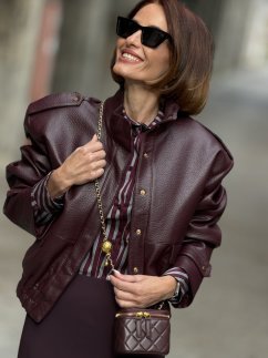Dámska burgundy bunda Sogno z ekokože s výraznými ramenami a elastickým lemom