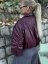 Burgundy kožená bomber bunda s golierom a zipsom, elegantný jesenný kúsok v univerzálnej veľkosti.