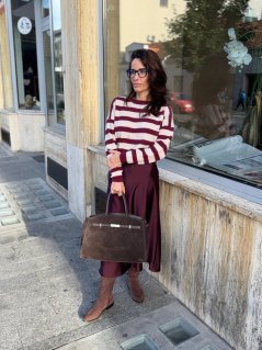Pásikavý sveter z merino vlny v burgundy a krémových tónoch, mäkký taliansky materiál. Pásikavý sveter z merino vlny v burgundy a krémových tónoch, mäkký taliansky materiál.