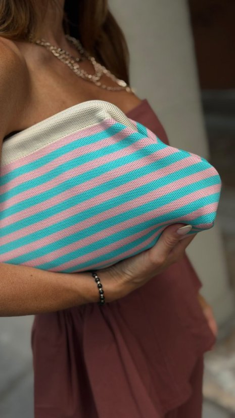 Tyrkysová letná kabelka Dasto v ruke ženy ako výrazný doplnok k letnému outfitu