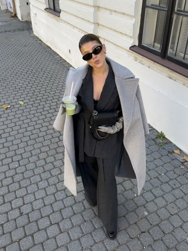 Sivé oversize sako v elegantnom strihu, moderný mestský outfit.