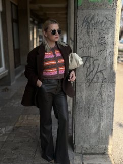 tmavohnedé dámske koženkové nohavice flare strihu v elegantnom mestskom outfite