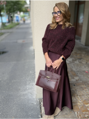 Saténová maxi sukňa Imperial v bordovej farbe, elegantný taliansky dizajn so splývavým strihom a luxusným leskom pre jesenný outfit.