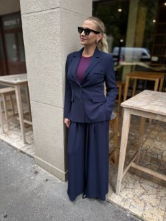 Dámsky tmavomodrý kostým so sakom a širokými nohavicami, elegantný business outfit s moderným strihom.