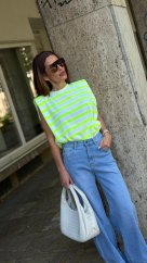 neon žltý pruhovaný top s vypchávkami v ramenách v letnom mestskom outfite